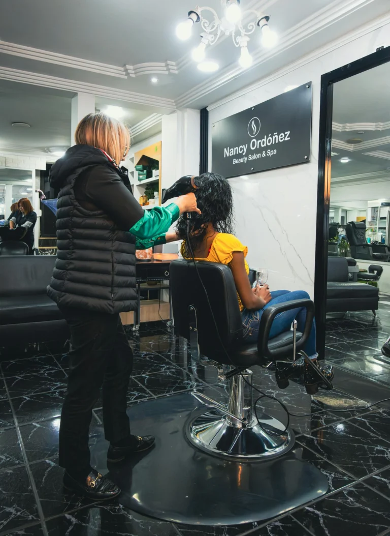 Estilista atendiendo a clienta en salón de belleza moderno en República Dominicana