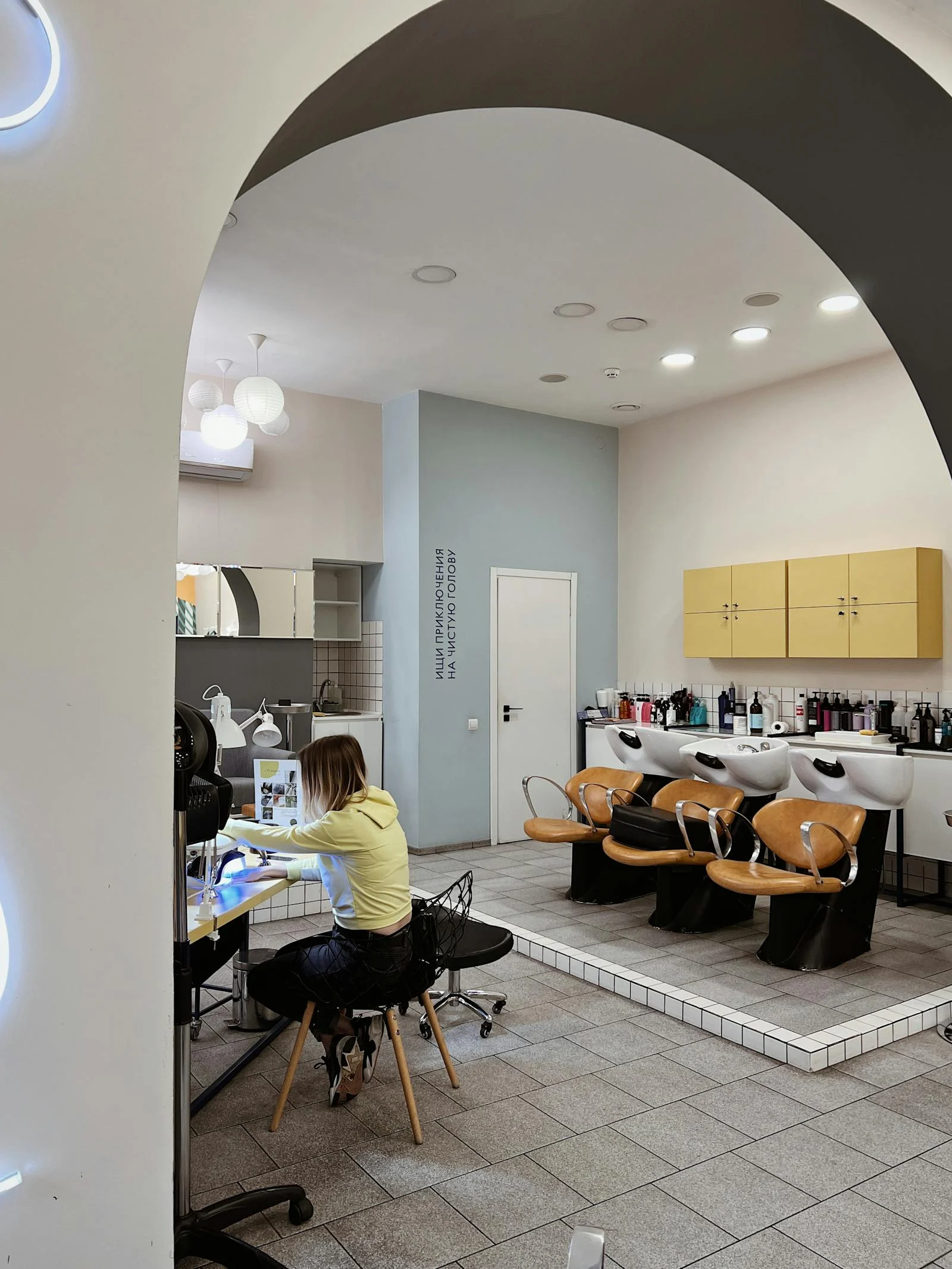 Equipos profesionales de salón de belleza: estación de trabajo con espejo y herramientas