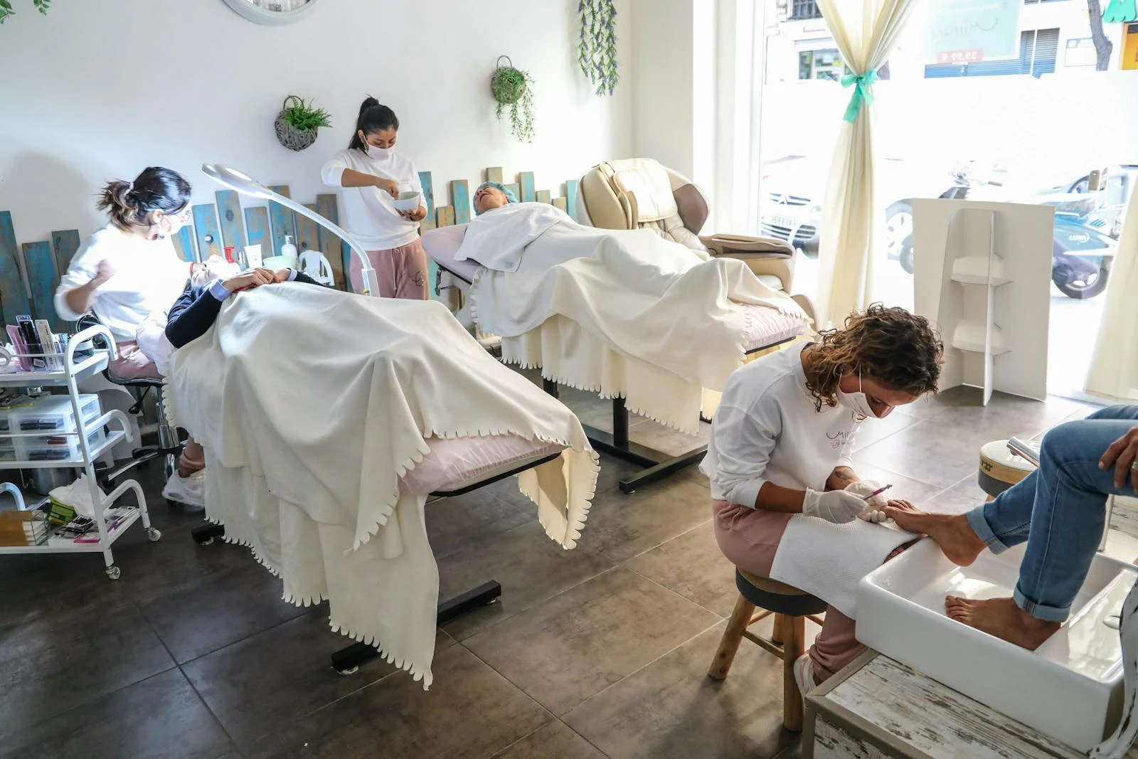 Equipo de salón de belleza atendiendo a varias clientas durante la apertura del salón